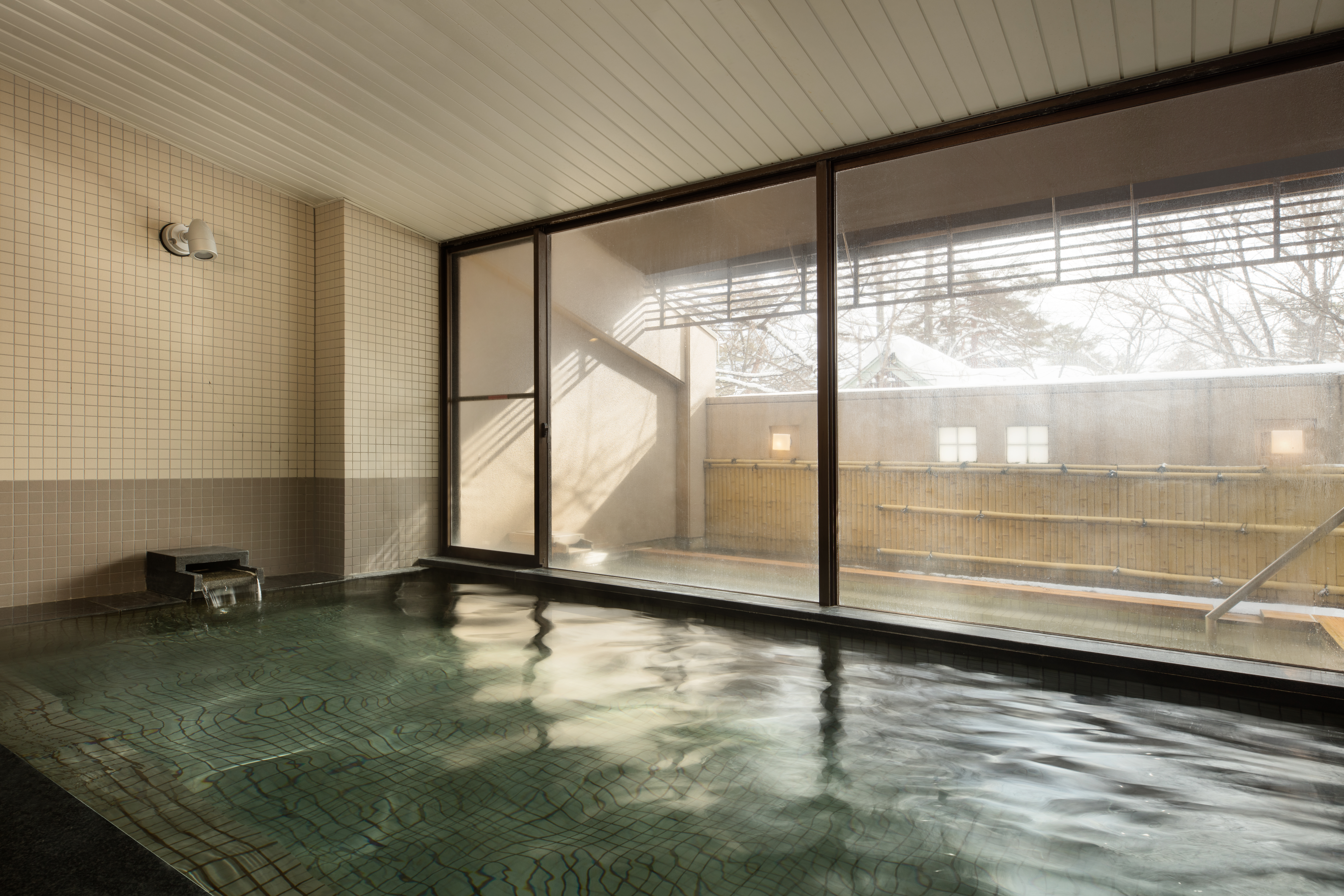 2階の浴場で、白馬姫川温泉の癒しの湯をご満喫ください。屋内外で、心も体もゆったりとくつろげるひとときをどうぞ。